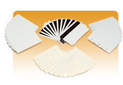 [104523-010] Zebra Tarjeta de PVC con Adhesivo en Reverso ZEBRA 104523-010